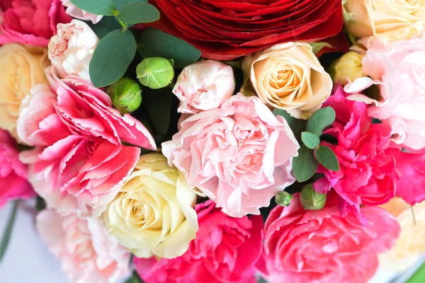 Festive table decoration with flowers at a wedding exhibition — Stock Photo, Image