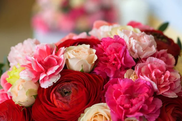 Festive table decoration with flowers at a wedding exhibition — Stock Photo, Image