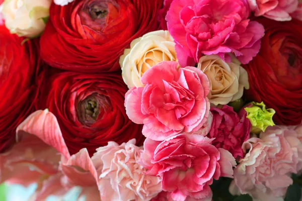Святковий стіл з квітами на весільній виставці — стокове фото