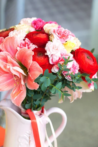 Feestelijke tafel decoratie met bloemen op een bruiloft tentoonstelling — Stockfoto