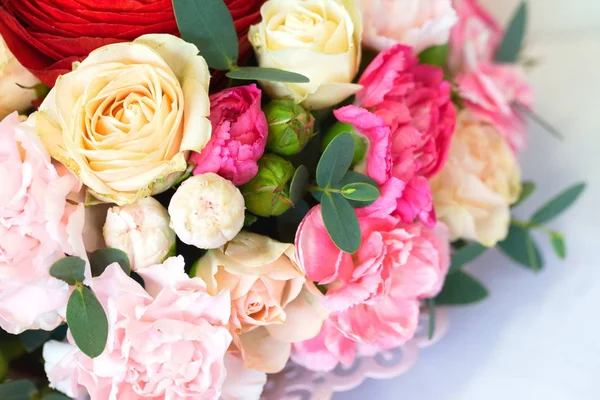 Bir düğün sergisinde çiçeklerle şenlikli masa dekorasyonu — Stok fotoğraf