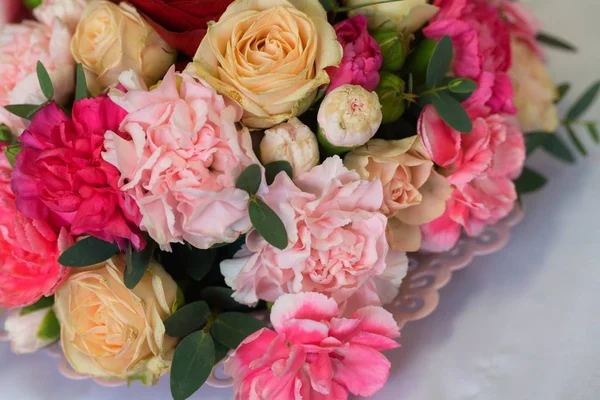 Decoração de mesa festiva com flores em uma exposição de casamento — Fotografia de Stock