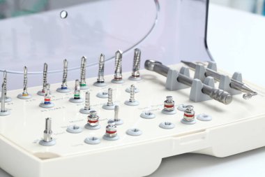 Matkaplar ve diğer ortopedik dişçi aletleri.