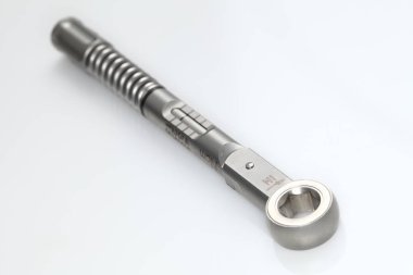 Matkaplar ve diğer ortopedik dişçi aletleri.