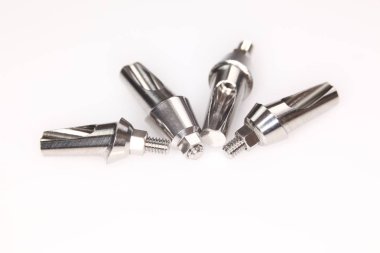 Matkaplar ve diğer ortopedik dişçi aletleri.