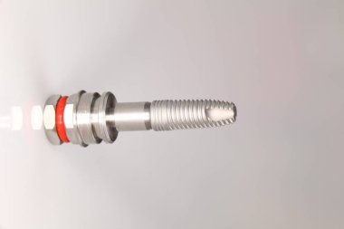 Matkaplar ve diğer ortopedik dişçi aletleri.