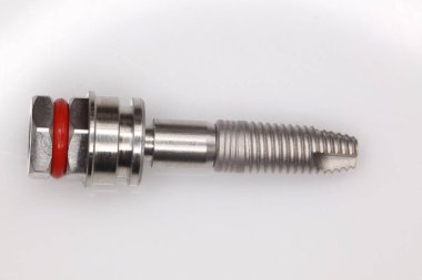 Matkaplar ve diğer ortopedik dişçi aletleri.