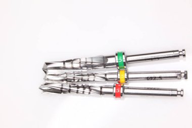 Matkaplar ve diğer ortopedik dişçi aletleri.