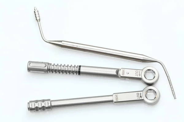Brocas e outras ferramentas ortopédicas odontológicas . — Fotografia de Stock