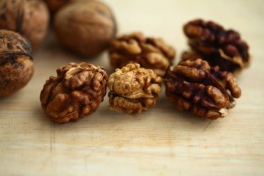 Soyulmuş ceviz çekirdeği hasadı.