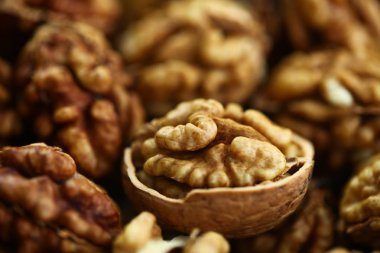 Soyulmuş ceviz çekirdeği hasadı.