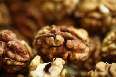 Soyulmuş ceviz çekirdeği hasadı.