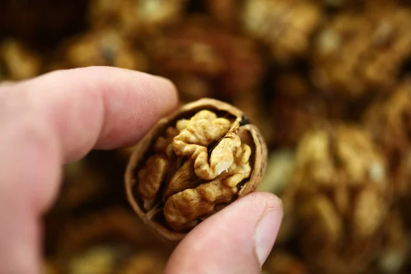 Peeled whole kernels of walnuts harvest — Stock Photo, Image