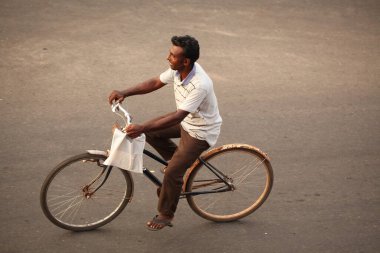 Asyalı bir aile gün boyunca yolda motosiklet sürüyor. Sri Lanka, Negombo, 2020