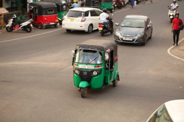 Asyalı bir aile gün boyunca yolda motosiklet sürüyor. Sri Lanka, Negombo, 2020