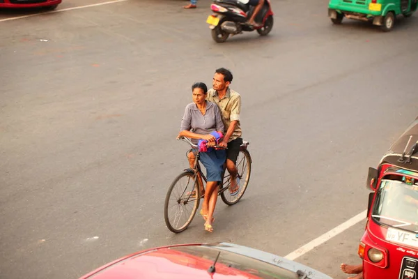 アジアの家族は日中道路でオートバイに乗っています スリランカ Negombo 2020 — ストック写真