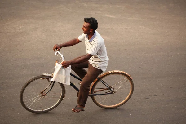 Azjatycka Rodzina Ciągu Dnia Jeździ Motocyklem Drodze Sri Lanka Negombo — Zdjęcie stockowe