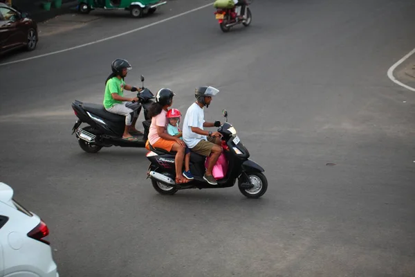 亚洲家庭白天骑摩托车在路上 斯里兰卡 Negombo 2020年 — 图库照片