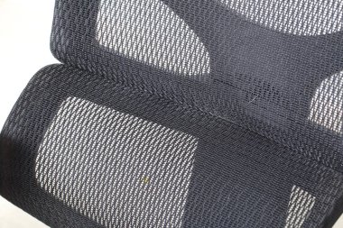 siyah ofis ergonomik sandalyesi ile ağ kaplama.