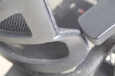 siyah ofis ergonomik sandalyesi ile ağ kaplama.