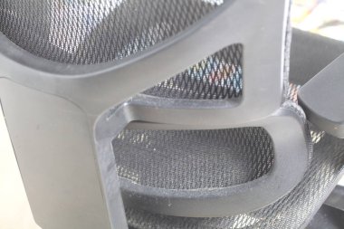 siyah ofis ergonomik sandalyesi ile ağ kaplama.