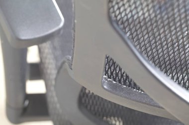 siyah ofis ergonomik sandalyesi ile ağ kaplama.