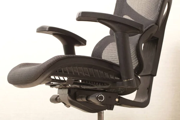 带网状涂层的黑色办公室人体工学椅子 — 图库照片