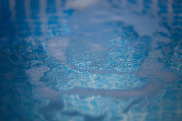 Бульбашки Струменя Води Синьому Басейні Фільтр Працює — стокове фото