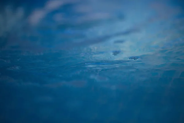 蓝池滤水器中喷出的水泡 — 图库照片