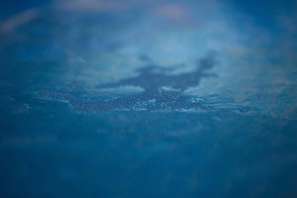 蓝池滤水器中喷出的水泡 — 图库照片