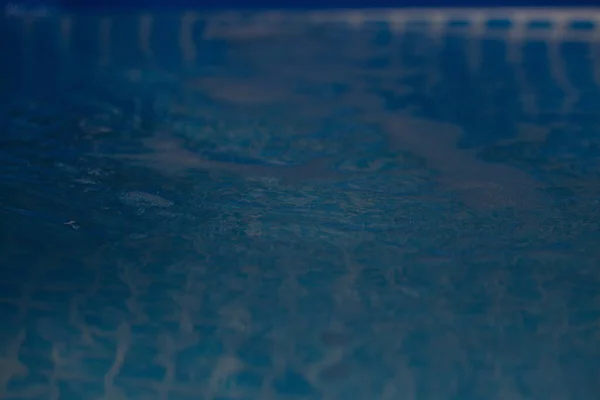 青いプールフィルターの水のジェットからの泡は — ストック写真