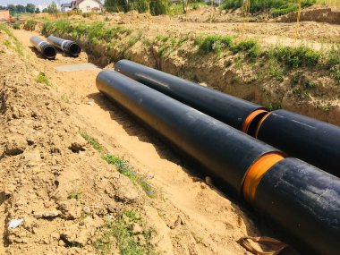 Hendek inşaatında yeni yalıtılmış su boruları .