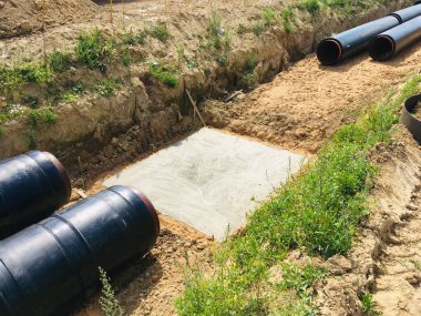 Hendek inşaatında yeni yalıtılmış su boruları .
