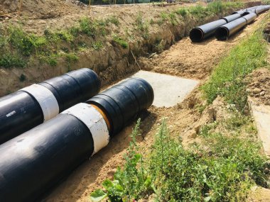Hendek inşaatında yeni yalıtılmış su boruları .