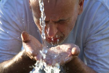 Müslüman adam duadan önce ellerini yıkar.