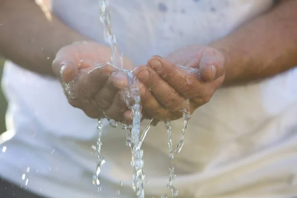 Moslim Wast Zijn Handen Voor Het Gebed Rituele Reiniging — Stockfoto