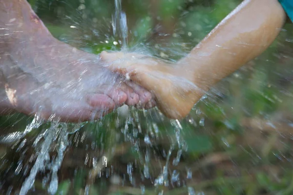 Moslim Wast Zijn Handen Voor Het Gebed Rituele Reiniging — Stockfoto