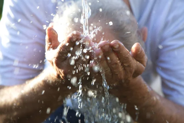 Muzułmanin Myje Ręce Przed Rytuałem Modlitewnym — Zdjęcie stockowe