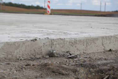 çimento yol inşaatı genişletildi. Yıkanmış beton teknoloji