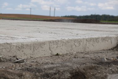 çimento yol inşaatı genişletildi. Yıkanmış beton teknoloji