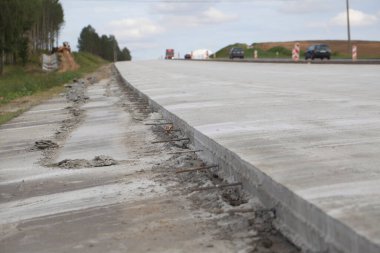 çimento yol inşaatı genişletildi. Yıkanmış beton teknoloji