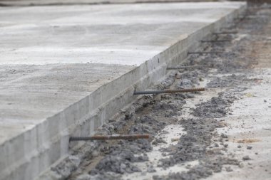 çimento yol inşaatı genişletildi. Yıkanmış beton teknoloji