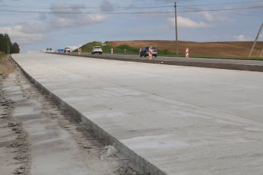 çimento yol inşaatı genişletildi. Yıkanmış beton teknoloji