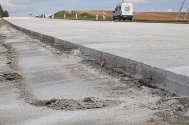çimento yol inşaatı genişletildi. Yıkanmış beton teknoloji