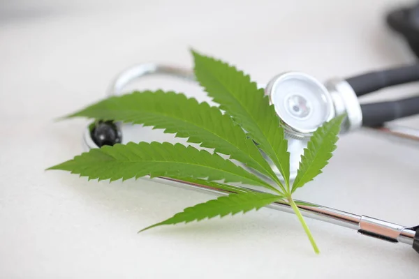 Stéthoscope Médical Feuilles Cannabis Sur Table Blanche Marijuana Santé Concept — Photo