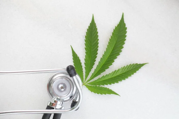 Konopný List Lékařské Stetoskop Bílém Stole Marihuana Zdraví Konopný Koncept — Stock fotografie