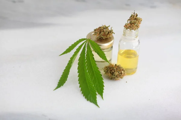 Medical Marijuana Leaf Cannabis Cbd Oil — Stock Photo, Image