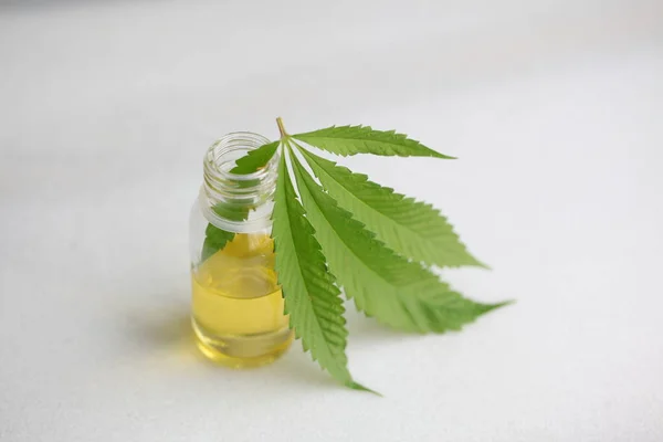 Medical Marijuana Leaf Cannabis Cbd Oil — Stock Photo, Image