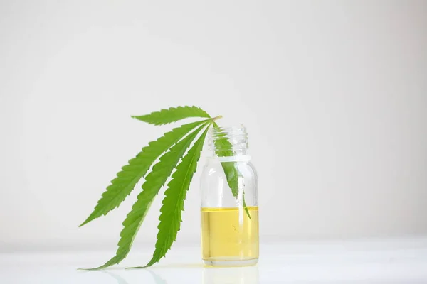 Medical Marijuana Leaf Cannabis Cbd Oil — Stock Photo, Image