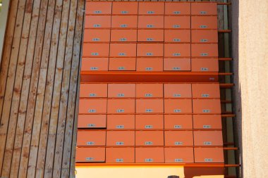 Açık hava sporları sarı dolap kutuları. Belarus, Minsk, 2020.